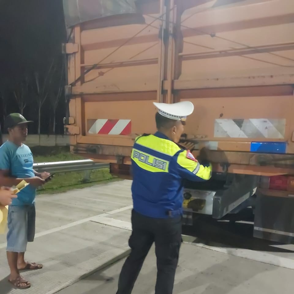 Cegah Laka, Satlantas Polres Simalungun Pasang Stiker Skot Light Di Belakang Truk