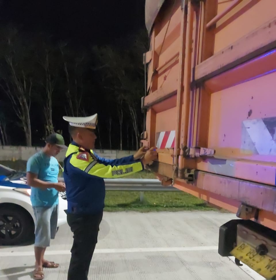 Cegah Laka, Satlantas Polres Simalungun Pasang Stiker Skot Light Di Belakang Truk