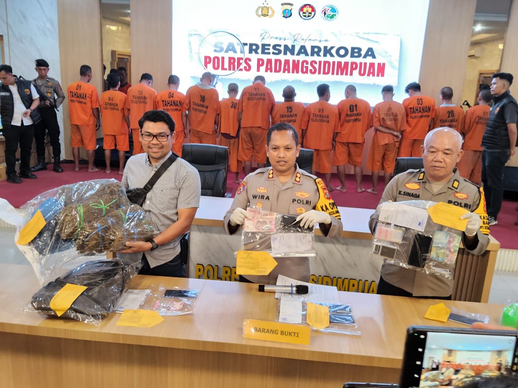 Kapolres Padangsidimpuan AKBP Wira Prayatna gelar hasil tangkapan kasus narkoba selama Januari sampai medio Februarai 2025. (Waspada/Sukri Falah Harahap)