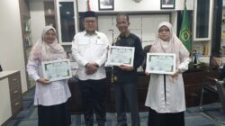 Kakanwil Kemenag Aceh Azhari menerima audensi Pengawas Madrasah berprestasi nasional dibuang kerja Kakanwil Kemenag Aceh, Selasa (11/02/25).(Waspada/T.Mansursyah)