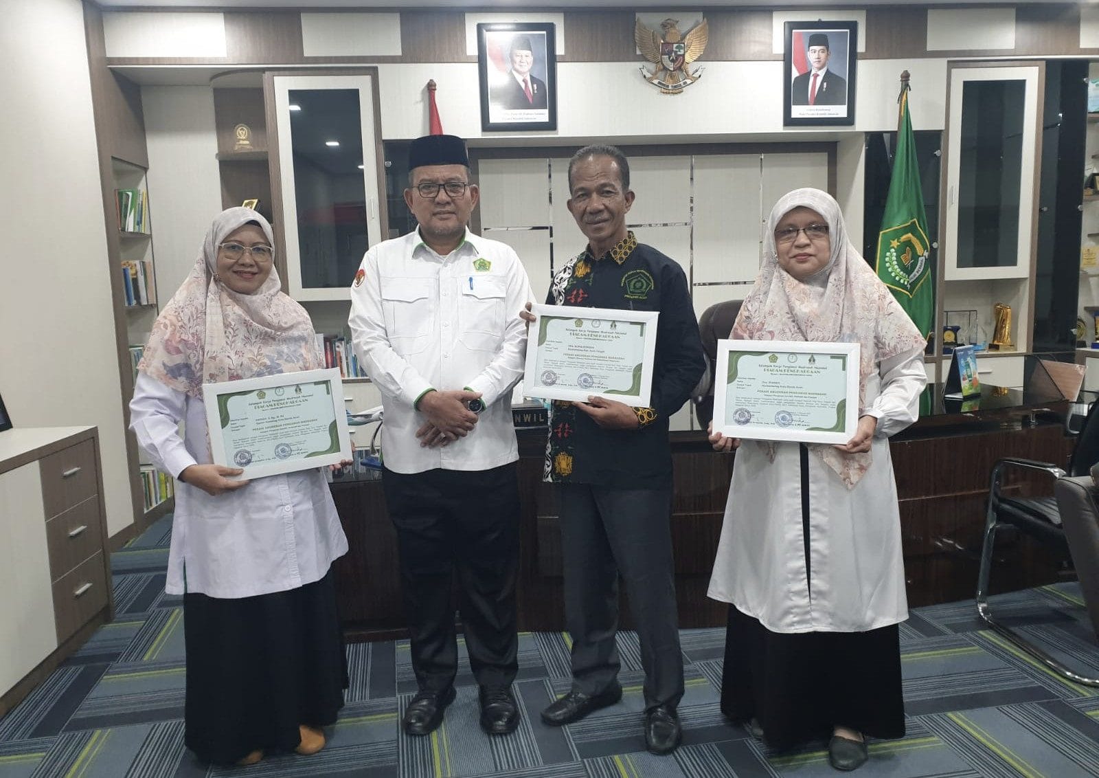 Kakanwil Kemenag Aceh Azhari menerima audensi Pengawas Madrasah berprestasi nasional dibuang kerja Kakanwil Kemenag Aceh, Selasa (11/02/25).(Waspada/T.Mansursyah)