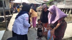 Relawan KSR-PMI Unit Unsam saat berikan makanan tambahan untuk balita di Gampong Teulaga Tujuh, Kecamatan Langsa Barat, Selasa (11/2).Waspada/Munawar