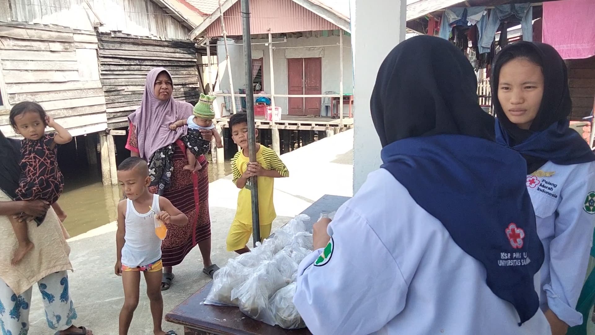 KSR-PMI Unit Unsam Bagikan PMT Di Gampong Telaga Tujuh