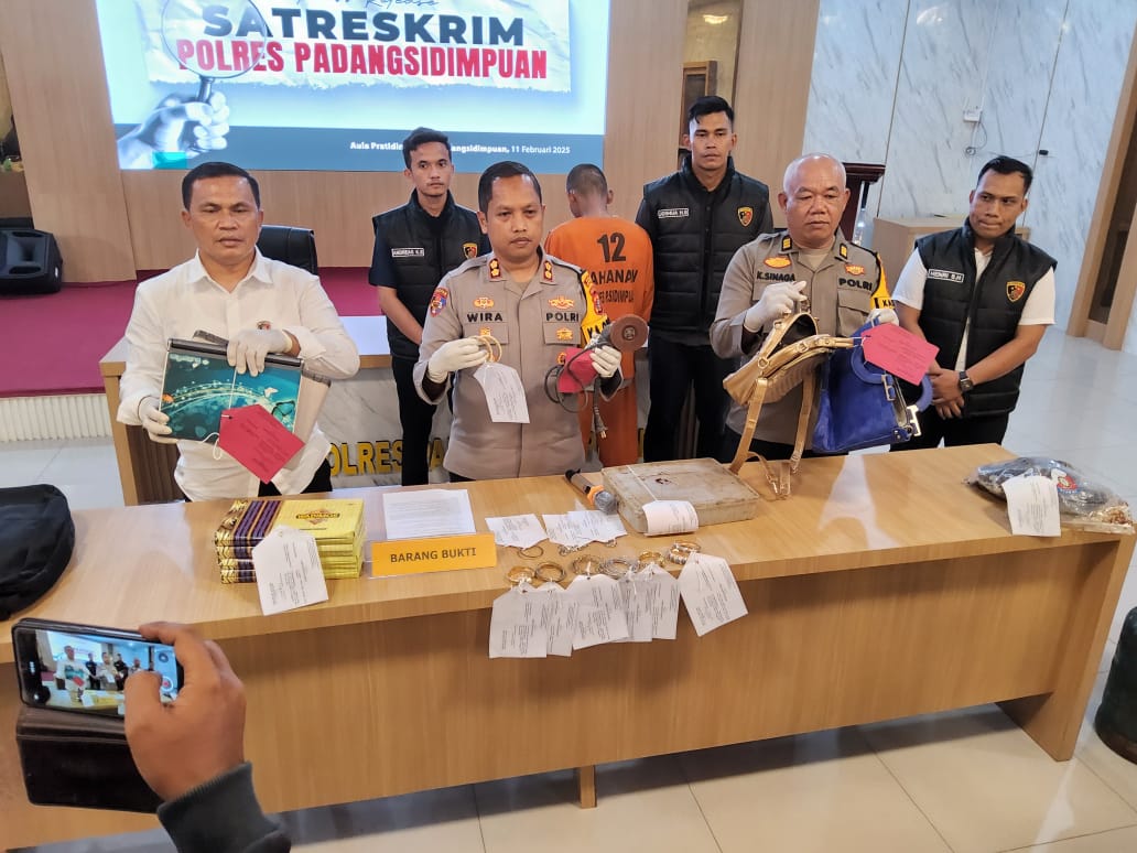 Kapolres Padangsidimpuan AKBP Wira Prayatna gelar hasil pengungkapan kasus pencurian dan pemberatan dengan kerugian mencapai Rp1 miliar. (Waspada/Sukri Falah Harahap)