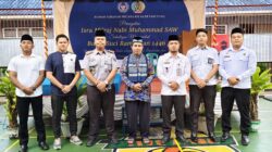 Karutan Tarutung, Evan Yudha Sembiring didampingi pejabat strukturalnya foto bersama dengan Ustadz H. M. Nazar Luthfi Tambunan, SPd.I usai menggelar acara peringatan Isra Mikraj Nabi Muhammad SAW di Lapangan Serbaguna Rutan, Rabu (12/01). Waspada/ist