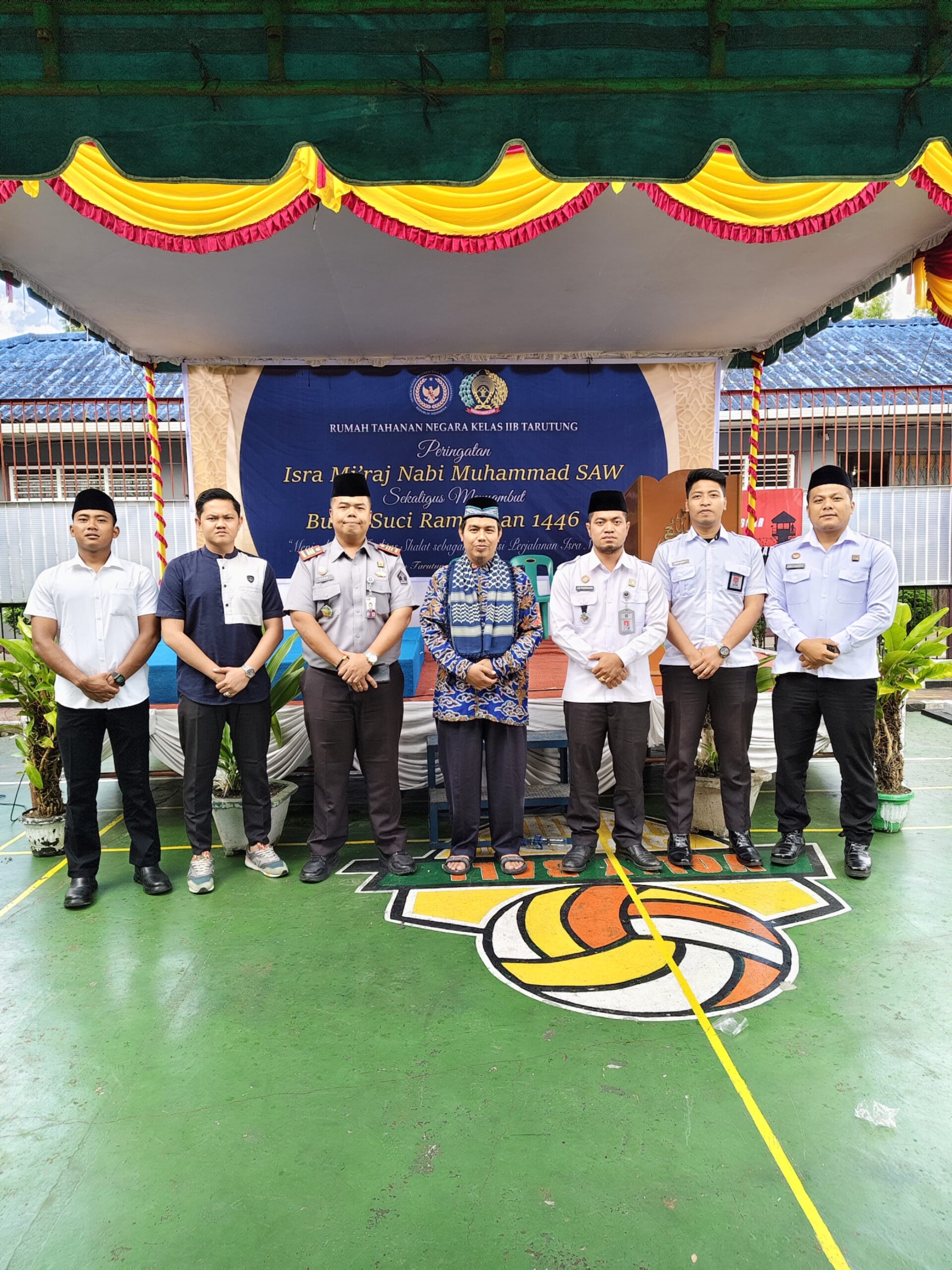 Karutan Tarutung, Evan Yudha Sembiring didampingi pejabat strukturalnya foto bersama dengan Ustadz H. M. Nazar Luthfi Tambunan, SPd.I usai menggelar acara peringatan Isra Mikraj Nabi Muhammad SAW di Lapangan Serbaguna Rutan, Rabu (12/01). Waspada/ist