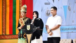 Teks foto: Wali Kota Banda Illiza didampingi Wakil Wali Kota Afdhal sedang berpidato usai dipeusijuk di taman Bustanussalatin Banda Aceh, Rabu (12/02/25) sore.(Waspada/T.Mansursyah)