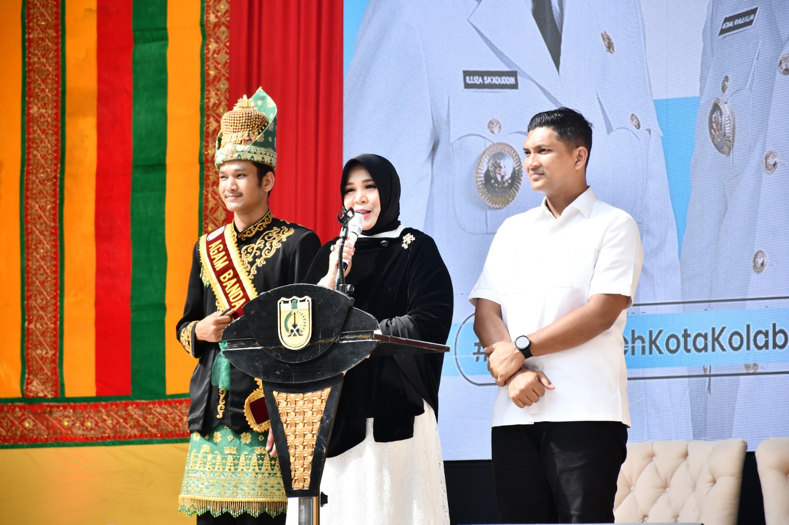 Teks foto: Wali Kota Banda Illiza didampingi Wakil Wali Kota Afdhal sedang berpidato usai dipeusijuk di taman Bustanussalatin Banda Aceh, Rabu (12/02/25) sore.(Waspada/T.Mansursyah)