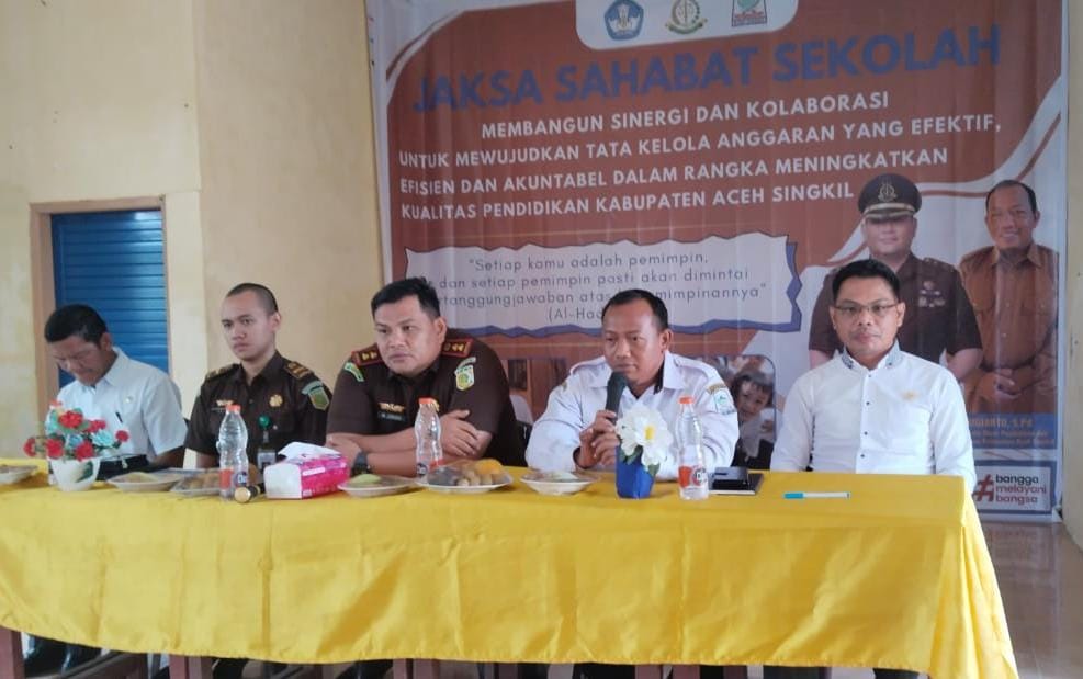 Kajari Aceh Singkil M junaidi didampingi Kadisdikbud Sugiarto, Kepala Sekolah SMPN 1 Lizamuddin, saat memberikan arahan kepada puluhan kepala sekolah di Aceh Singkil, Rabu (12/2/2025). WASPADA/ist