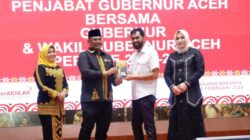 Gubernur Aceh, H. Muzakir Manaf, saat menerima buku karya Pj. Gubernur Aceh Periode 2024-2025, Dr. H. Safrizal ZA, M.Si, pada acara Malam Pisah Sambut, di Anjong Mon Mata, Banda Aceh, Rabu (12/2) malam. (Waspada/Zafrullah)