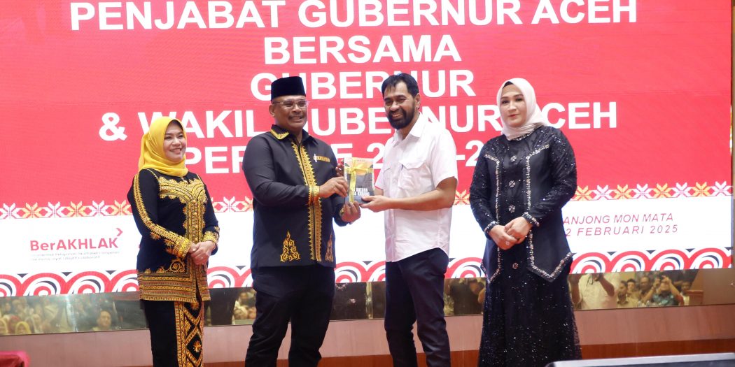 Gubernur Aceh, H. Muzakir Manaf, saat menerima buku karya Pj. Gubernur Aceh Periode 2024-2025, Dr. H. Safrizal ZA, M.Si, pada acara Malam Pisah Sambut, di Anjong Mon Mata, Banda Aceh, Rabu (12/2) malam. (Waspada/Zafrullah)