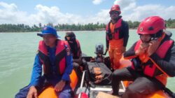 Personel Satpolair, Satgas BPBD dan SAR melakukan pencarian korban tenggelam di perairan Selat Malaka, Ujung Peureulak, Aceh Timur, Rabu (12/2). Waspada/Muhammad Ishak