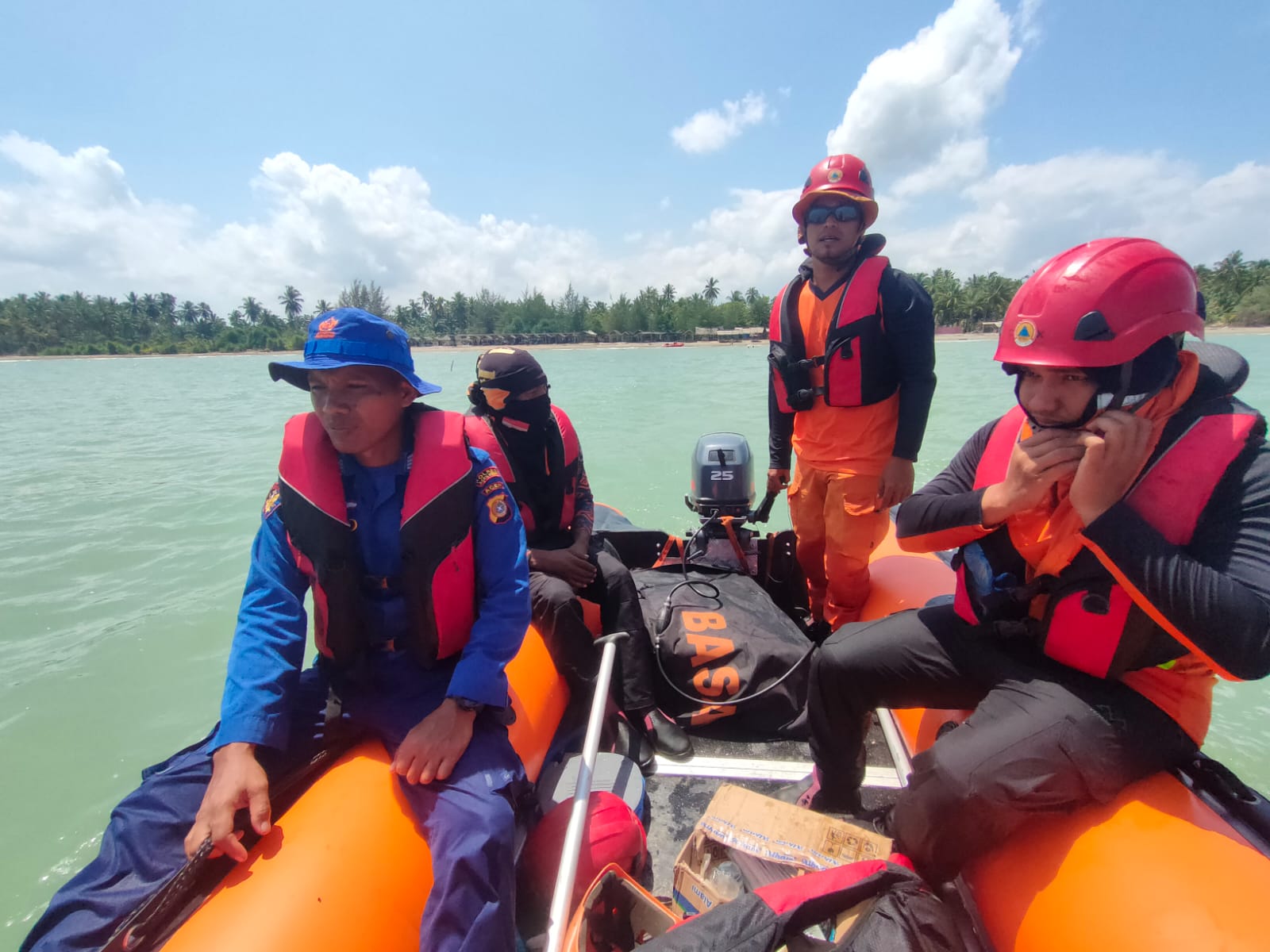 Personel Satpolair, Satgas BPBD dan SAR melakukan pencarian korban tenggelam di perairan Selat Malaka, Ujung Peureulak, Aceh Timur, Rabu (12/2). Waspada/Muhammad Ishak