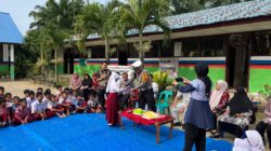 Kanit Regident Sat Lantas Polres Labusel, Ipda. M. L. Tobing saat memberikan edukasi berlalu lintas terhadap siswa SD Negeri 13 Sosopan, Kamis (13/2/2025). Waspada/Deni Daulay