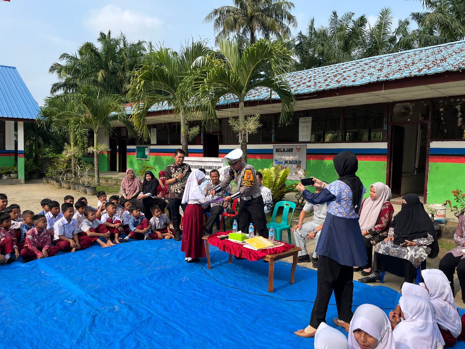 Kanit Regident Sat Lantas Polres Labusel, Ipda. M. L. Tobing saat memberikan edukasi berlalu lintas terhadap siswa SD Negeri 13 Sosopan, Kamis (13/2/2025). Waspada/Deni Daulay