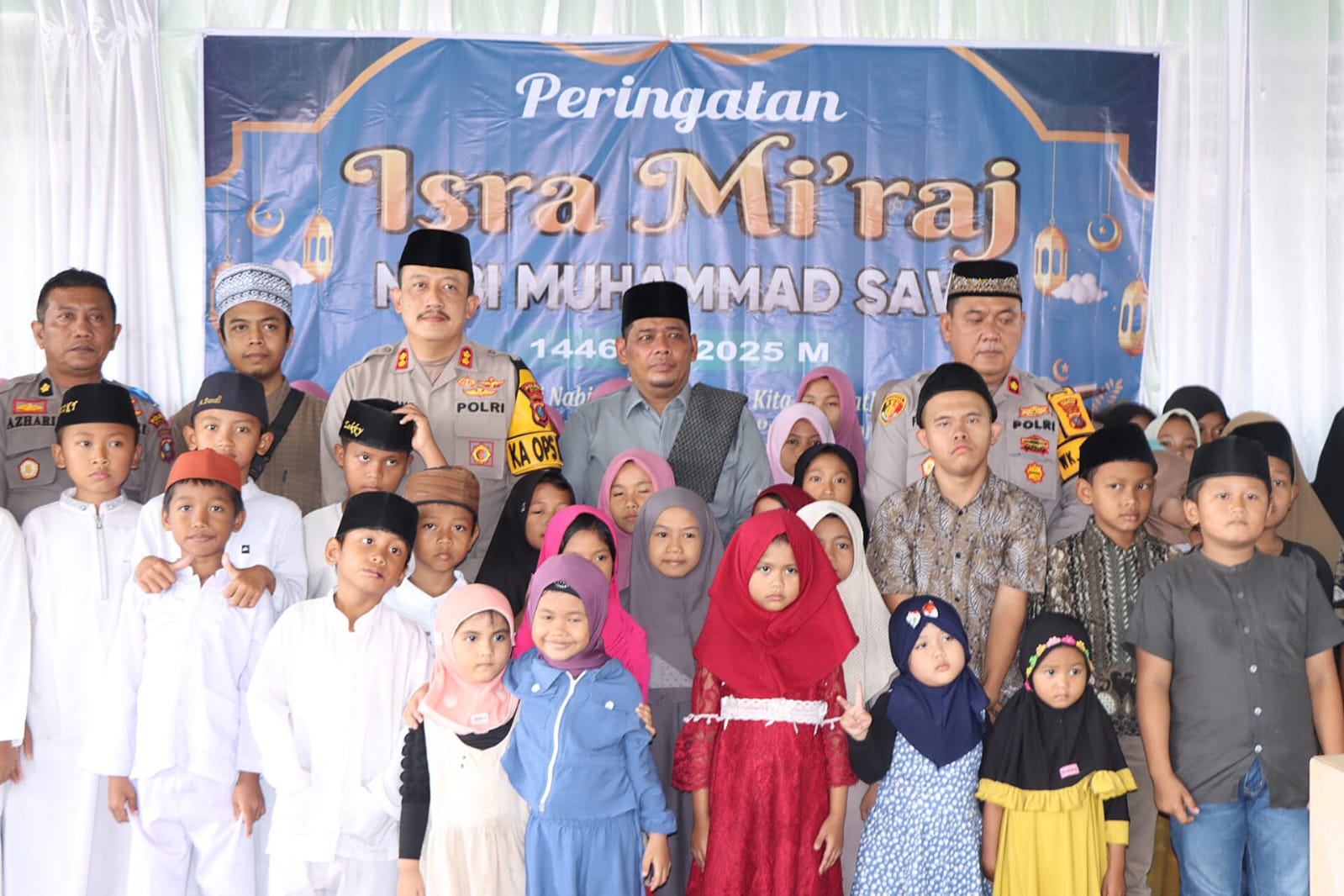 Usai memperingati Isra Mi'raj Kapolres Binjai dan ustad Drs H Irfan Yusup foto besama dengan anak Yatim. (waspada/Ist).