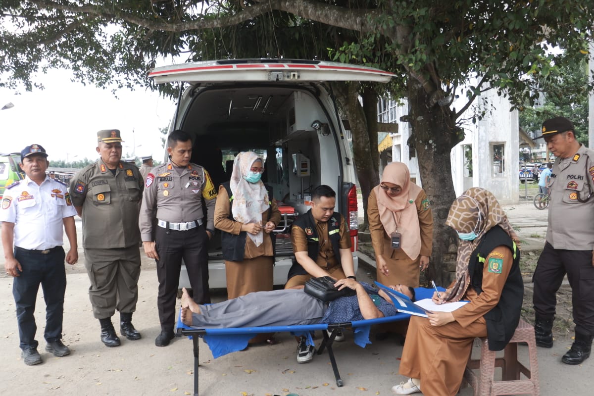 Tim kesehatan saat memeriksa kesehatan seorang sopir angkutan umum di Langkat, Rabu(12/2/25).Waspada/ist. 