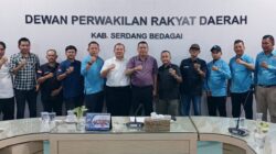 Ketua dan Sekretaris DPRD Sergai Togar Situmorang dan Muhammad Fahmi bersama Ketua, Sekretaris dan Bendahara PWI Sergai Edi Saputra, Darmawan dan Iwan Syahputra Pane serta pengurus PWI usai audensi silaturahmi, Rabu (12/2) di gedung DPRD Sergai di Sei Rampah. (Waspada/Ist)