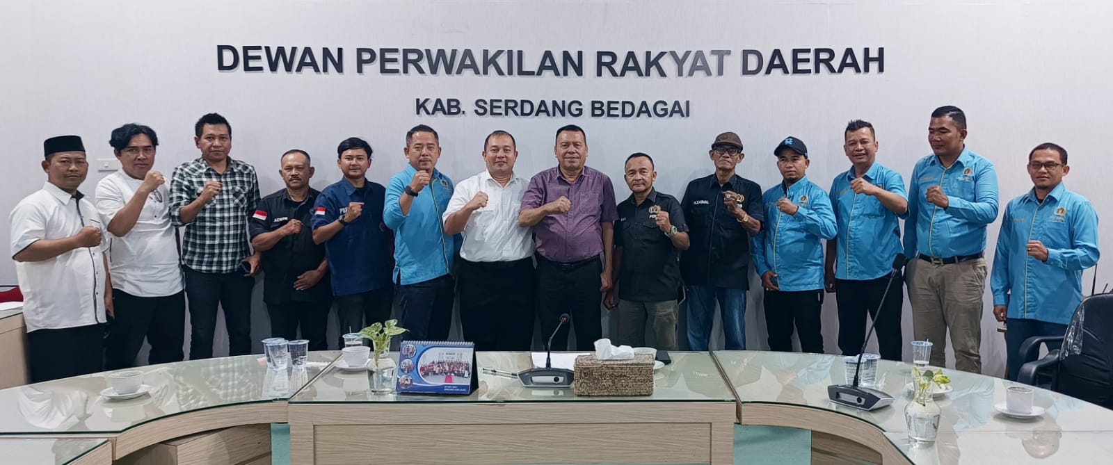 Ketua dan Sekretaris DPRD Sergai Togar Situmorang dan Muhammad Fahmi bersama Ketua, Sekretaris dan Bendahara PWI Sergai Edi Saputra, Darmawan dan Iwan Syahputra Pane serta pengurus PWI usai audensi silaturahmi, Rabu (12/2) di gedung DPRD Sergai di Sei Rampah. (Waspada/Ist)