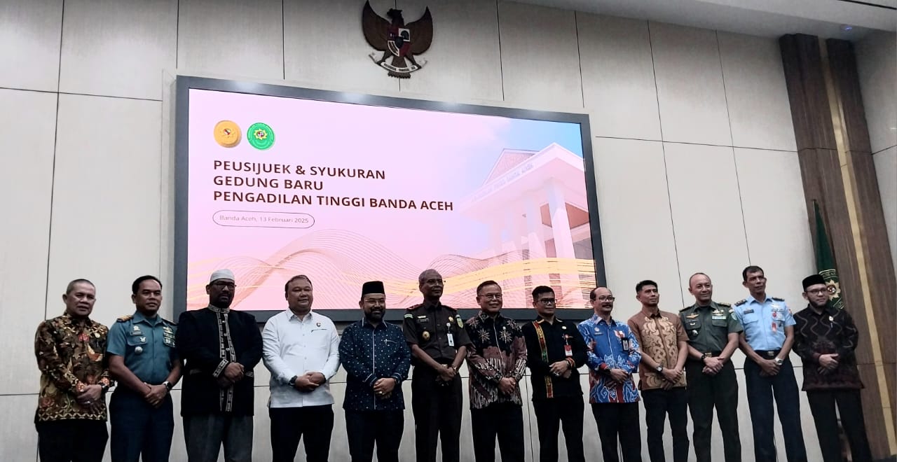 Ketua Pengadilan Tinggi Aceh Nursyam foto bersama forkopimda dan stakeholder lainnya usai syukuran peresmian gedung Pengadilan Tinggi Banda Aceh, Kamis (13/02/25(.(Waspada/T.Mansursyah)