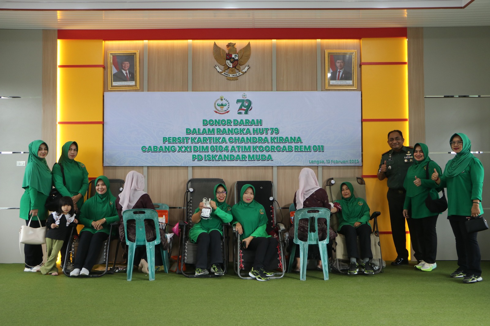 Komandan Kodim 0104/Aceh Timur, Letkol Inf Tri Purwanto, S.I.P beserta Ketua Persit KCK Cabang XXI, Ny. Yuni Tri Purwanto, anggota Persit saat melaksanakan bakti sosial donor darah di aula Makodim setempat, Kamis (13/2). Waspada/dede