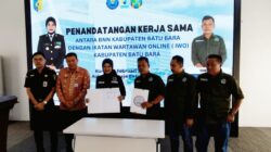 Kepala BNNK Batubara AKBP Arnis Syafni Yanti dan Ketua IWO Batubara Darmansyah tandatangani kesepakatan bersama dalam sosialisasi dan publikasi P4GN di Batubara.(Waspada/Agusdiansyah Hasibuan)