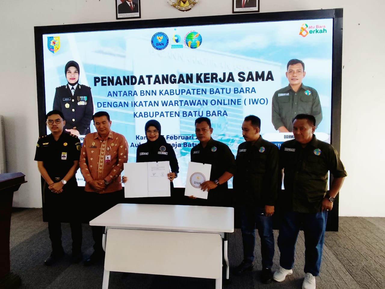 Kepala BNNK Batubara AKBP Arnis Syafni Yanti dan Ketua IWO Batubara Darmansyah tandatangani kesepakatan bersama dalam sosialisasi dan publikasi P4GN di Batubara.(Waspada/Agusdiansyah Hasibuan)