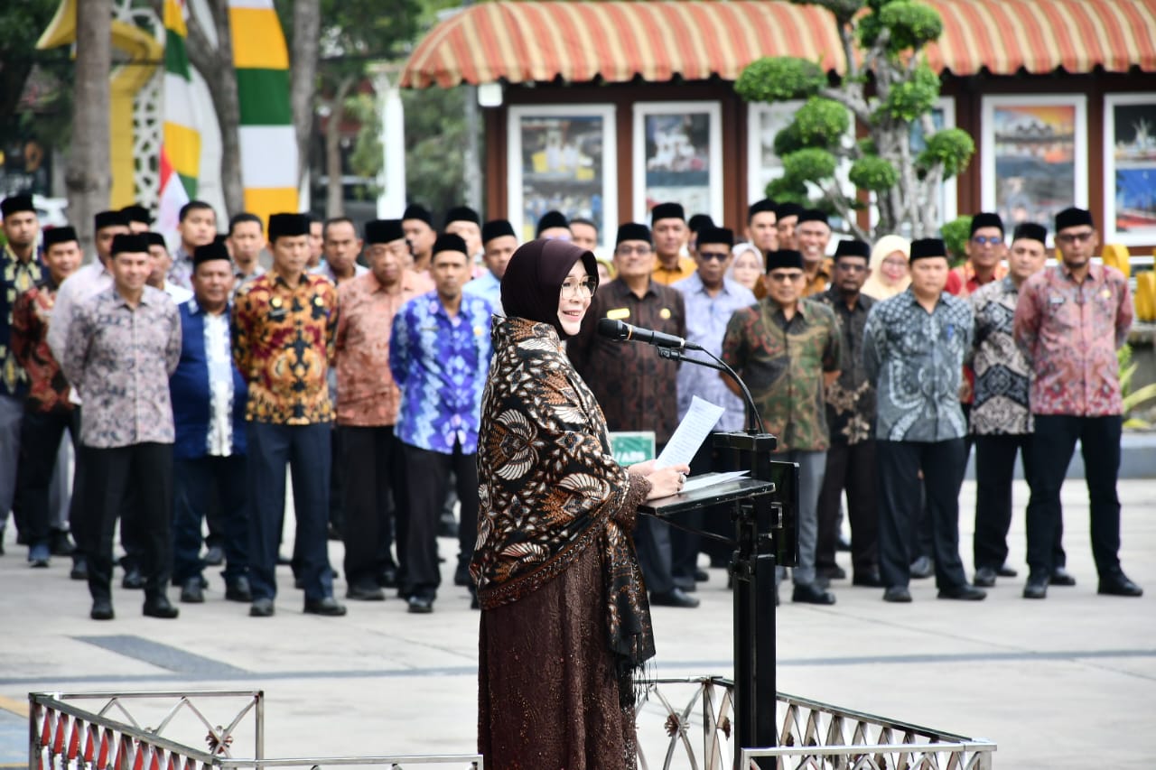 Wali Kota Banda Aceh Illiza Sa aduddin Djamal dan Wakil Wali Kota Afdhal Khalilullah menggelar apel perdana dengan ASN diharamkan Balai Kota Banda Aceh, Kamis (13/02/25).(Waspada/T.Mansursyah)