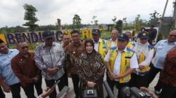 Walikota Banda Aceh Illiza Sa’aduddin Djamal dan Wakil Walikota Afdhal Khalilullah meninjau bendungan karet dan WTP PDAM Tirta Daroy di Lambaro, Aceh Besar, Kamis (13/2/2025).