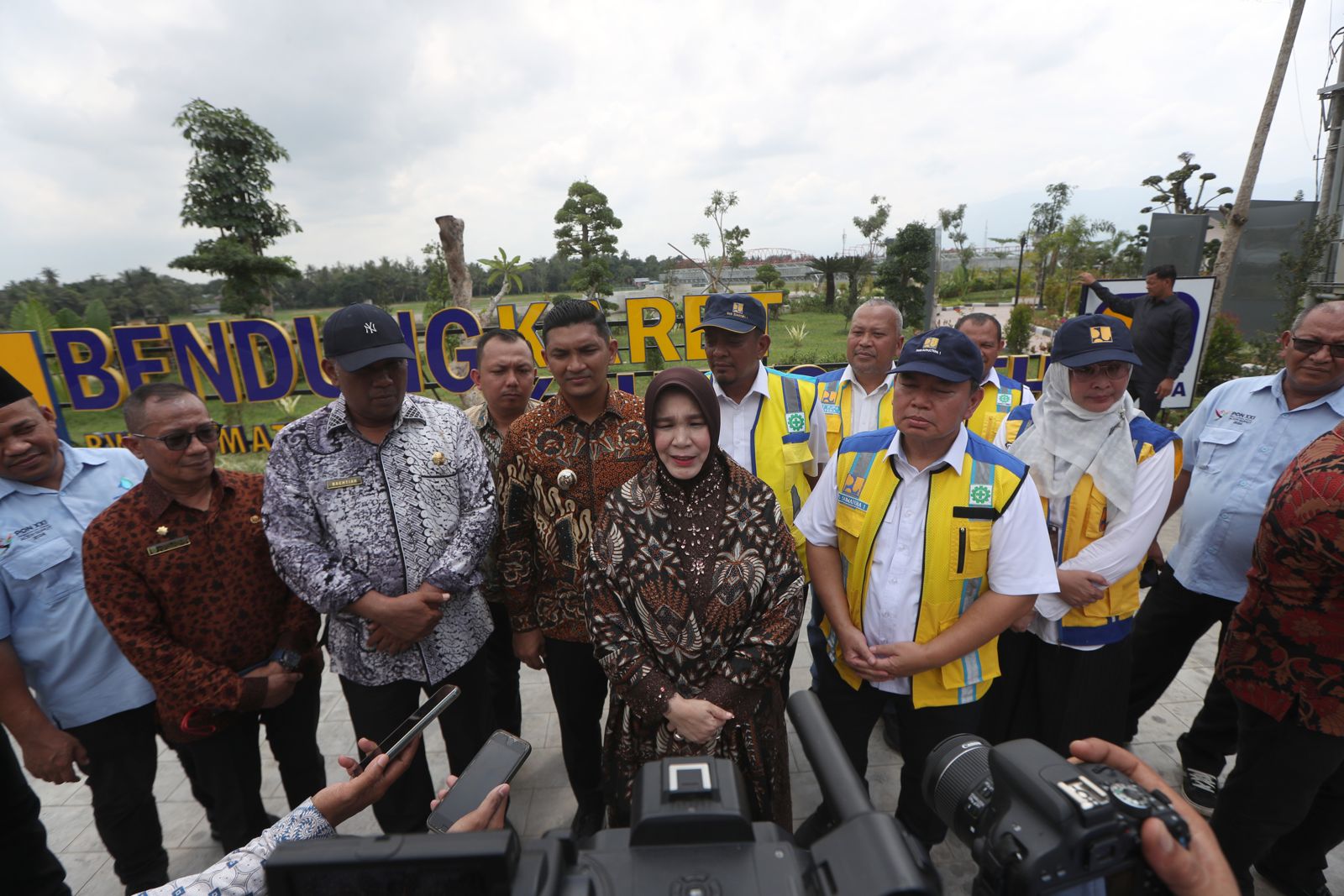 Walikota Banda Aceh Illiza Sa’aduddin Djamal dan Wakil Walikota Afdhal Khalilullah meninjau bendungan karet dan WTP PDAM Tirta Daroy di Lambaro, Aceh Besar, Kamis (13/2/2025).