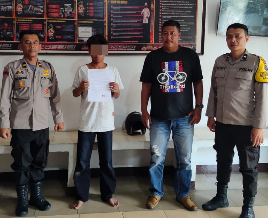 Polres Pematangsiantar melalui Polsek Sianțar Utara melakukan pembinaan terhadap seorang remaja pelaku aksi tawuran dan membuat surat pernyataan di Mapolsek Sianțar Utara, Jl. Patuan Nagari, Kamis (13/2).(Waspada-Ist).