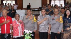 Kapolres AKBP Yogen Heroes Baruno (enam kiri) pose bersama Kadis Koperasi UMKM Provsu Naslindo Sirait (tujuh kiri) dan lainnya saat RAT ke-5 Primkopol Resort Pematangsiantar di aula Widya Satya Brata Mapolres, Jl. Sudirman, Kamis (13/2).(Waspada-Ist).