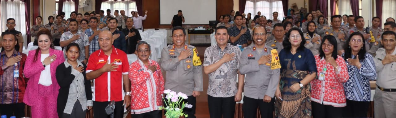 Kapolres AKBP Yogen Heroes Baruno (enam kiri) pose bersama Kadis Koperasi UMKM Provsu Naslindo Sirait (tujuh kiri) dan lainnya saat RAT ke-5 Primkopol Resort Pematangsiantar di aula Widya Satya Brata Mapolres, Jl. Sudirman, Kamis (13/2).(Waspada-Ist).