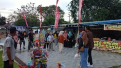 Pelaku UMKM ikut meramaikan bazar di Lapangan Merdeka Kota Langsa, Kamis (13/2). Waspada/Munawar