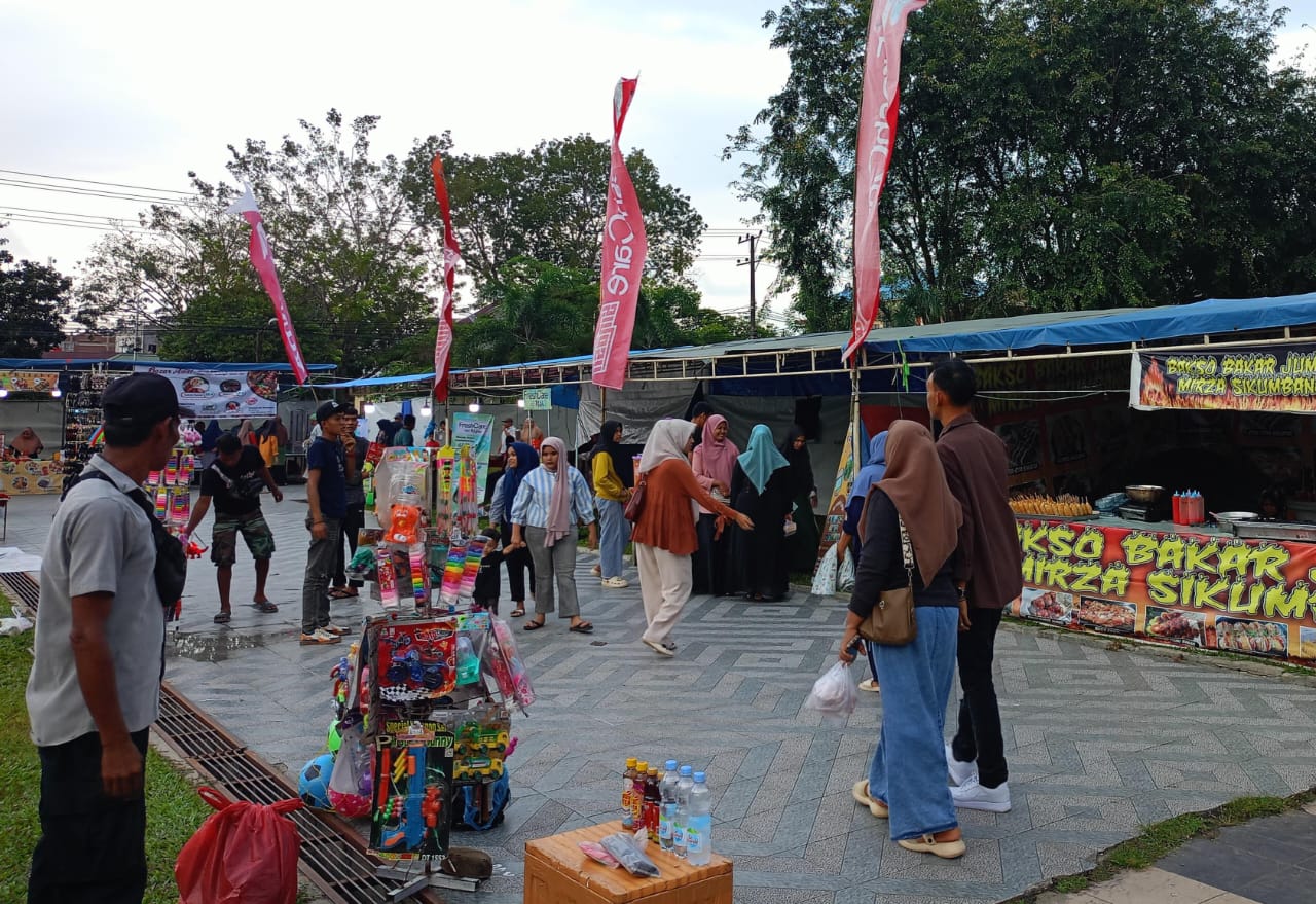 Pelaku UMKM ikut meramaikan bazar di Lapangan Merdeka Kota Langsa, Kamis (13/2). Waspada/Munawar