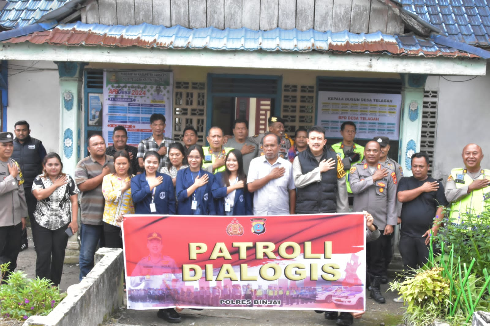 Kapolres Binjai AKBP Bambang C Utomo memakai rompi warna hitam dan PJU Polres Binjai berpoto bersama dengan warga.(Waspada/Ist).