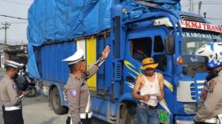 Polres Pematangsiantar melalui Sat Lantas Polres menindak mobil truk ODOL dan mobil barang pengangkut orang yang merupakan sasaran Operasi Keselamatan Toba 2025 saat pelaksanaan operasi di Jl. Parapat, Simpang Dua dan Jl. Sutomo, depan RSUD, Kamis (13/2) pukul 16:30.(Waspada-Ist).