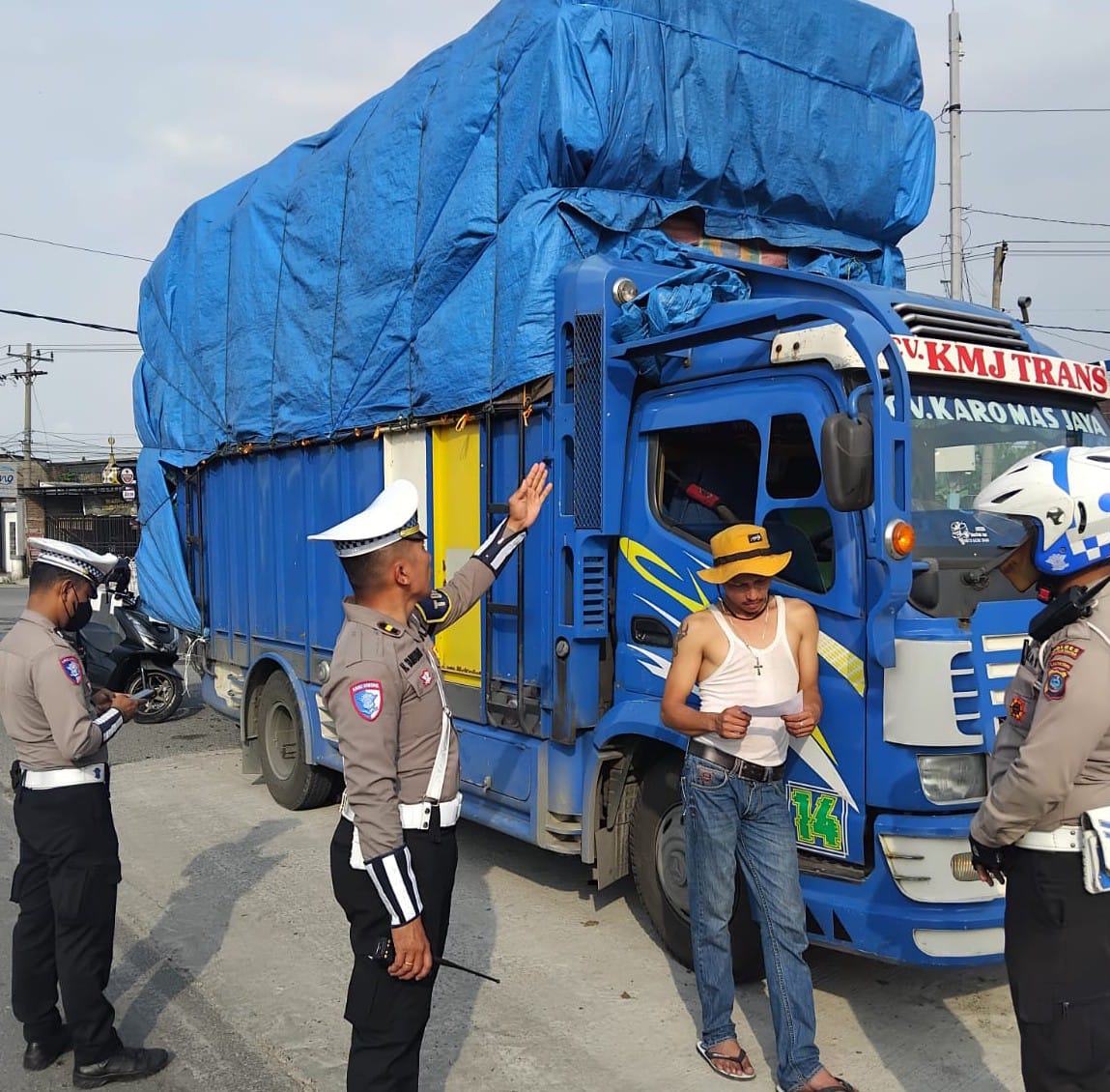 Polres Pematangsiantar melalui Sat Lantas Polres menindak mobil truk ODOL dan mobil barang pengangkut orang yang merupakan sasaran Operasi Keselamatan Toba 2025 saat pelaksanaan operasi di Jl. Parapat, Simpang Dua dan Jl. Sutomo, depan RSUD, Kamis (13/2) pukul 16:30.(Waspada-Ist).