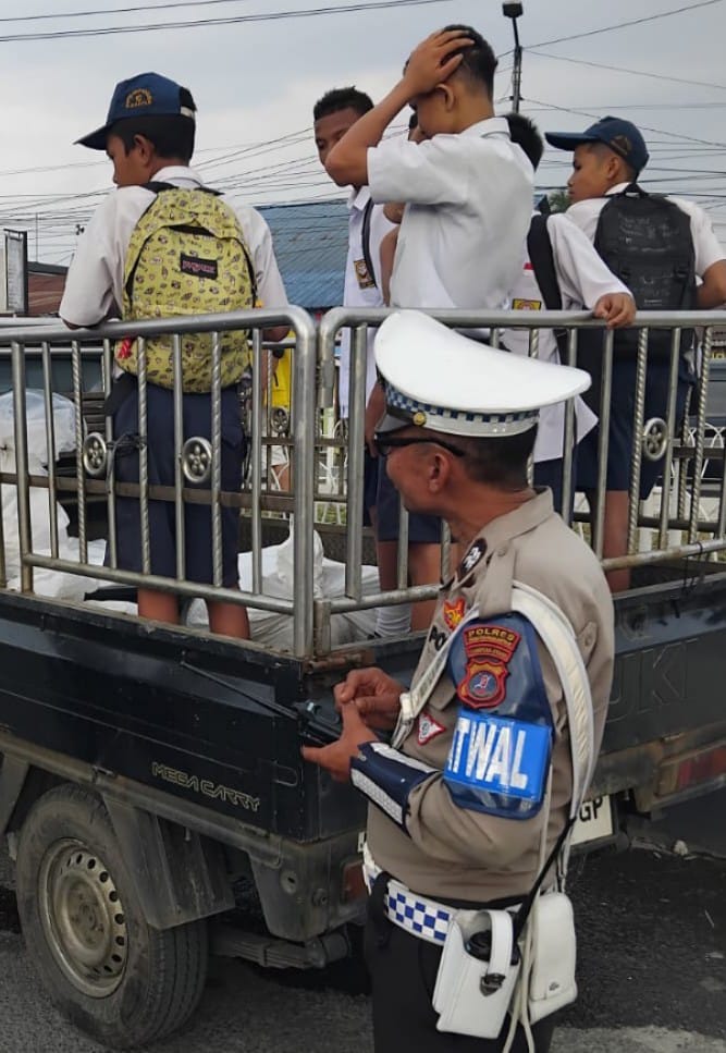 Polres P.Siantar Tindak Truk ODOL Dan Mobil Barang Angkut Orang