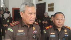 Kepala Kejaksaan Tinggi Sumatera Utara, Idianto, SH, MH didampingi Kajari Nias Selatan, Dr. Rabani M. Halawa, SH, MH saat memberi keterangan pers kepada sejumlah wartawan pada kunjungan kerjamya di Kepulauan Nias, Jumat (14/2). Waspada/Budi Gowasa.