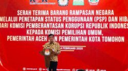 Plt. Sekda Aceh, Muhammad Diwarsyah, saat memberikan sambutan pada acara Serah Terima Barang Rampasan Negara Melalui Penetapan Status Penggunaan (PSP) dan Hibah dari KPK-RI kepada KPU, Pemerintah Aceh, dan Pemko Tomohon, di Jakarta, Jum'at (14/2). (Waspada/Ist)