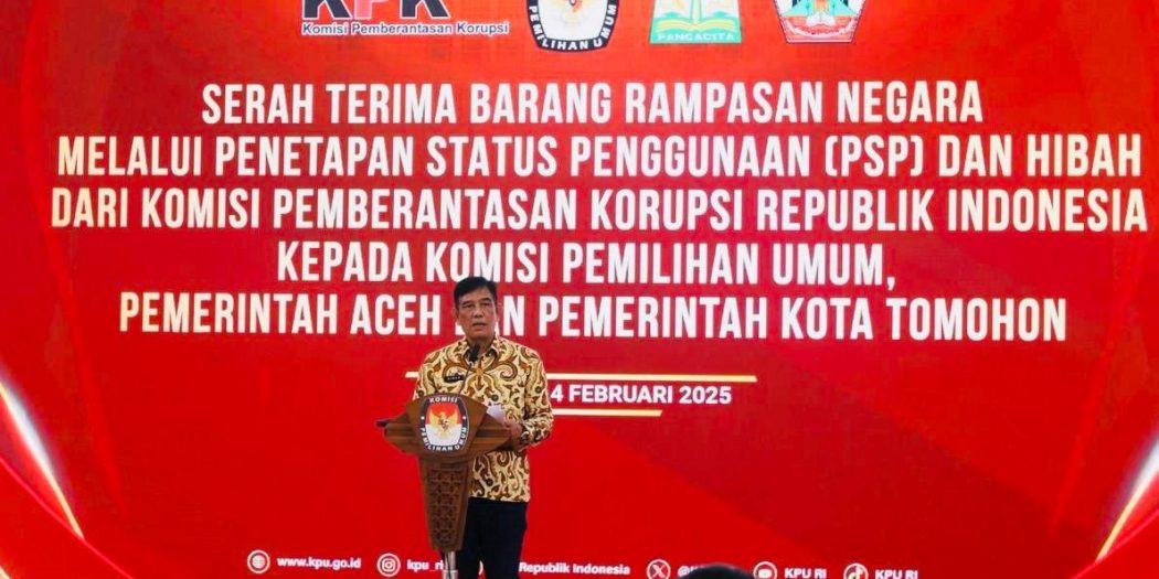 Plt. Sekda Aceh, Muhammad Diwarsyah, saat memberikan sambutan pada acara Serah Terima Barang Rampasan Negara Melalui Penetapan Status Penggunaan (PSP) dan Hibah dari KPK-RI kepada KPU, Pemerintah Aceh, dan Pemko Tomohon, di Jakarta, Jum'at (14/2). (Waspada/Ist)