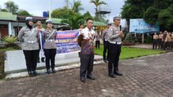 Kasat Lantas Polres Simalungun AKP Jonni FH Sinaga saat mensosialisasikan keselamatan berlalu lintas kepada para pelajar SMK Negeri 1 Serbelawan, Jumat (14/2).(Waspada/ist).