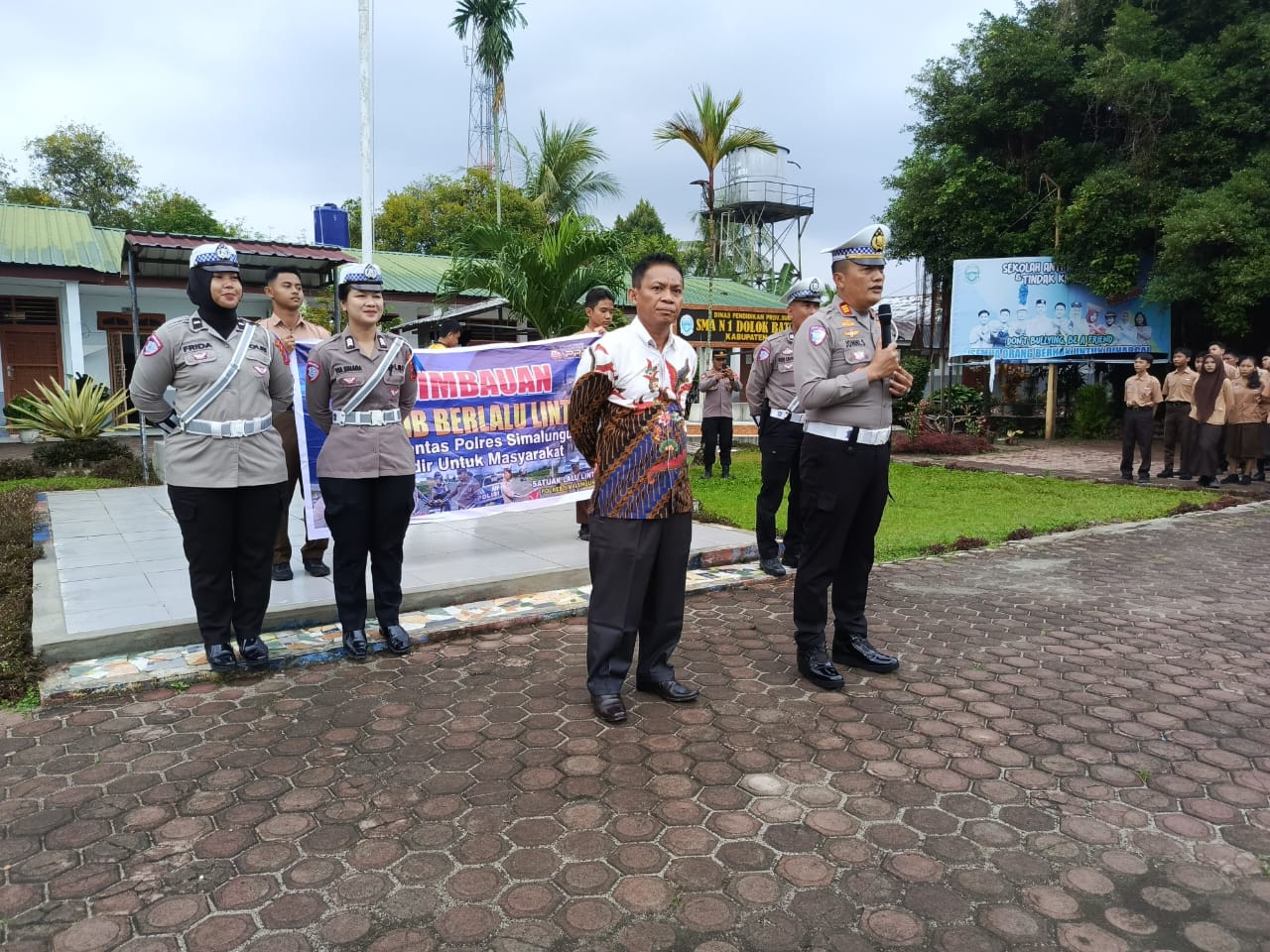 Kasat Lantas Polres Simalungun AKP Jonni FH Sinaga saat mensosialisasikan keselamatan berlalu lintas kepada para pelajar SMK Negeri 1 Serbelawan, Jumat (14/2).(Waspada/ist).