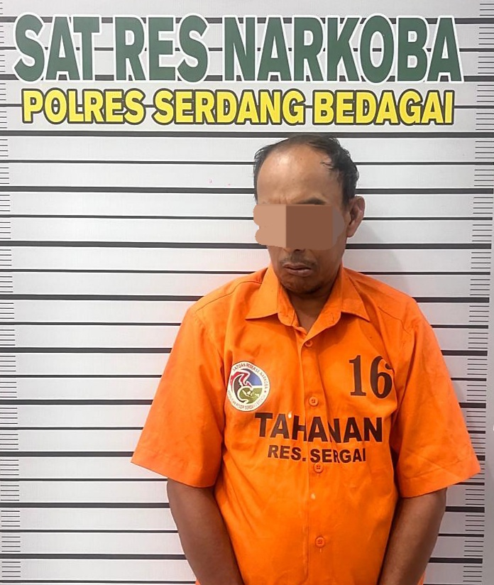 Oknum PNS Pemko Tebingtinggi IS, 55, saat diamankan di Satnarkoba Polres Sergai setelah kedapatan miliki sabu, kemarin. (Waspada/Ist)