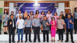 Karutan Tarutung, Evan Yudha Sembiring didampingi Jonias B. Pakpahan, Kasubsi Pelayanan Tahanan dan staf, foto bersama dengan pimpinan 4 instansi usai menandatangani perjanjian kerjasama terkait peningkatan pelayanan dan pembinaan warga binaan, di Aula Rutan tersebut, Jumat (14/2). Waspada/ist