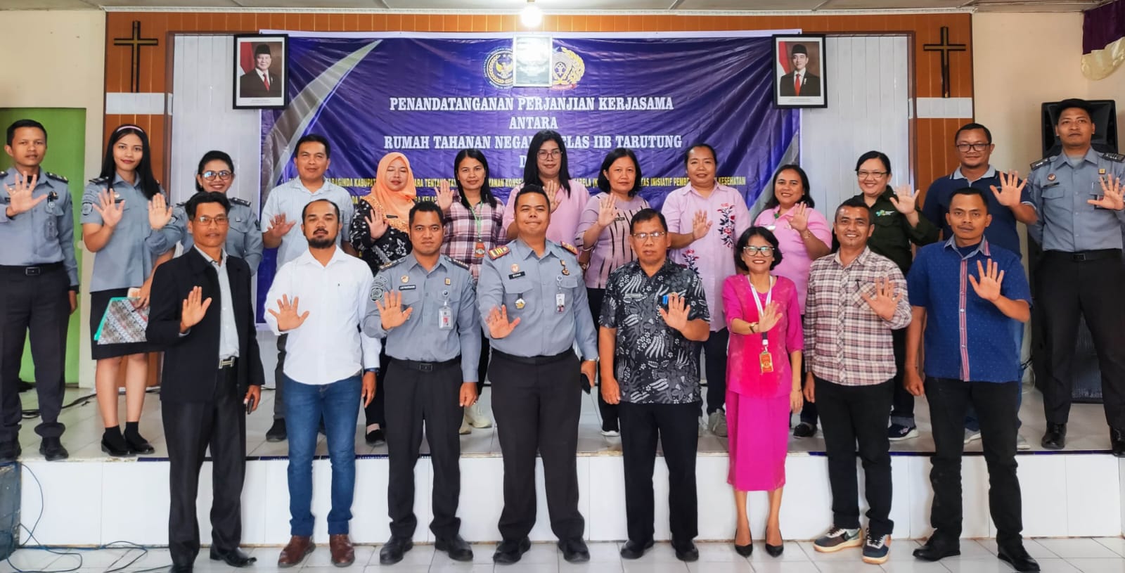 Karutan Tarutung, Evan Yudha Sembiring didampingi Jonias B. Pakpahan, Kasubsi Pelayanan Tahanan dan staf, foto bersama dengan pimpinan 4 instansi usai menandatangani perjanjian kerjasama terkait peningkatan pelayanan dan pembinaan warga binaan, di Aula Rutan tersebut, Jumat (14/2). Waspada/ist