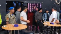 Polres Pematangsiantar melalui Sat Resnarkoba dan gabungan Polres, Denpom I/1, BNNK dan Satpol PP Pemko melakukan razia THM Koin Bar, Jl. Parapat, Kel. Tong Marimbun, Kec. Sianțar Marimbun, Kamis (13/2) pukul 23:00 dan hasilnya negatif narkoba.(Waspada-Ist).