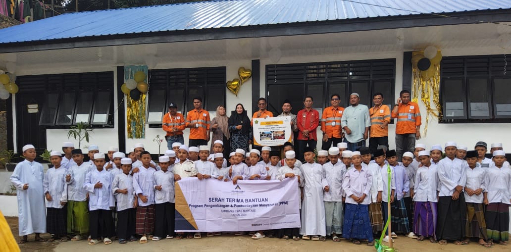 Rahmat Lubis bersama Mudir Ponpes Mardhotillah Tapsel Ustadz Pilhanuddin dan Camat Angkola Barat, Mhd. Thohir Pasaribu, resmikan dua RKB bantuan PTAR. (Waspada/Sukri Falah Harahap)