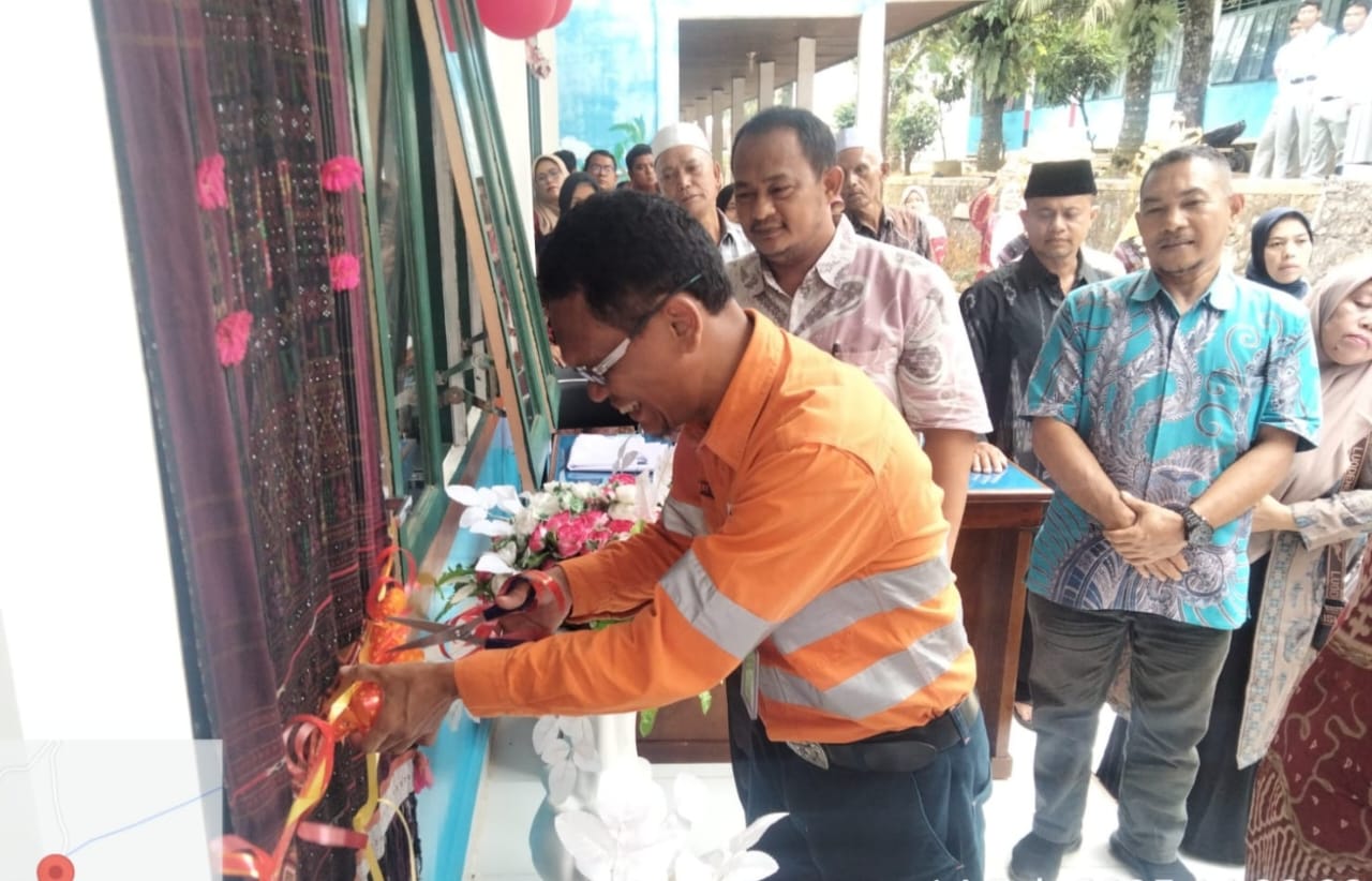 GM PT AR, Rahmat Lubis memotong pita peresmian dua ruang kelas baru SMA Negeri 1 Angkola Barat, bantuan dari PT AR, Jumat (14/2/2025). Waspada/ist